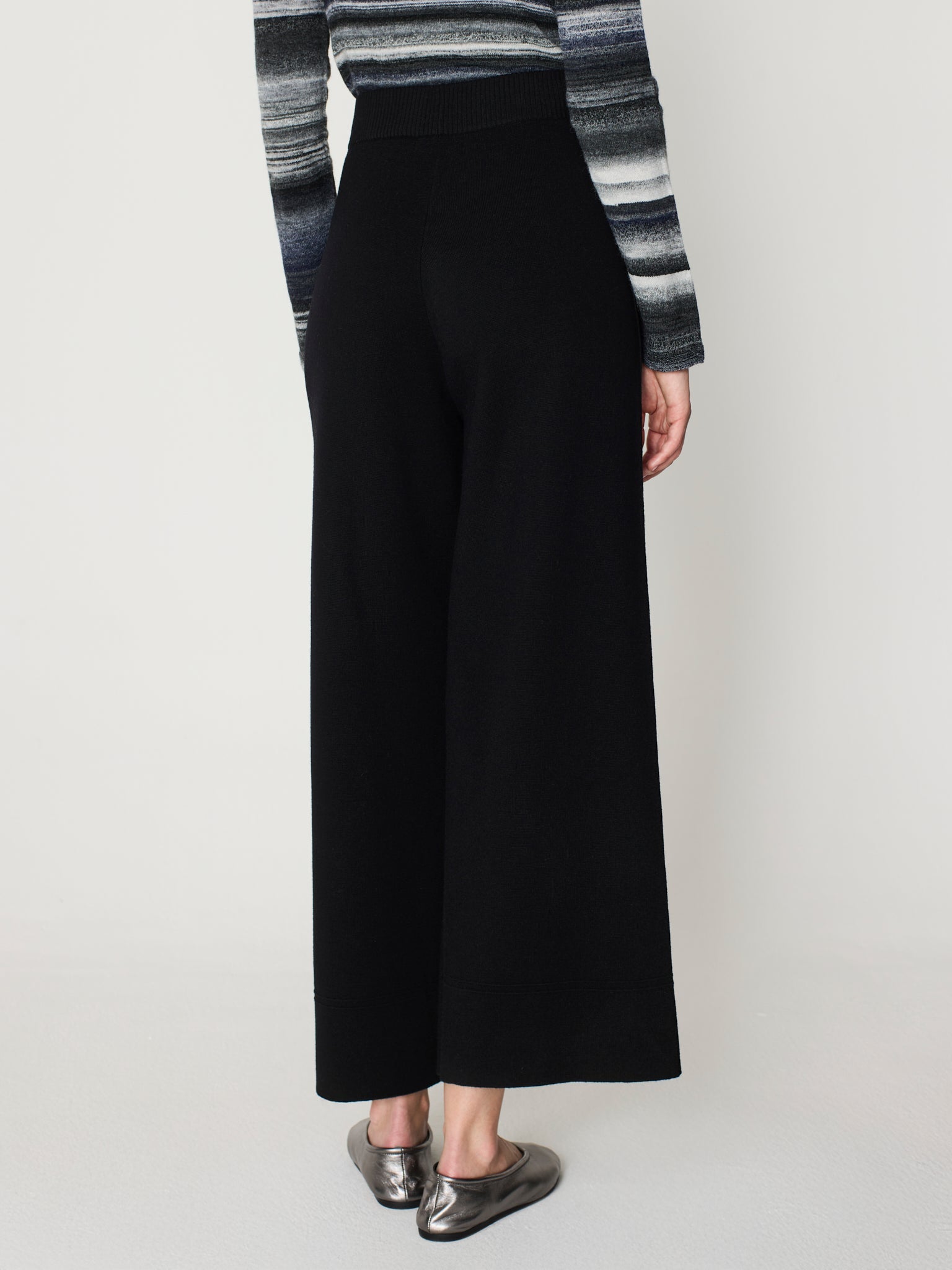 Pantalon con goma en la cintura y nervio central