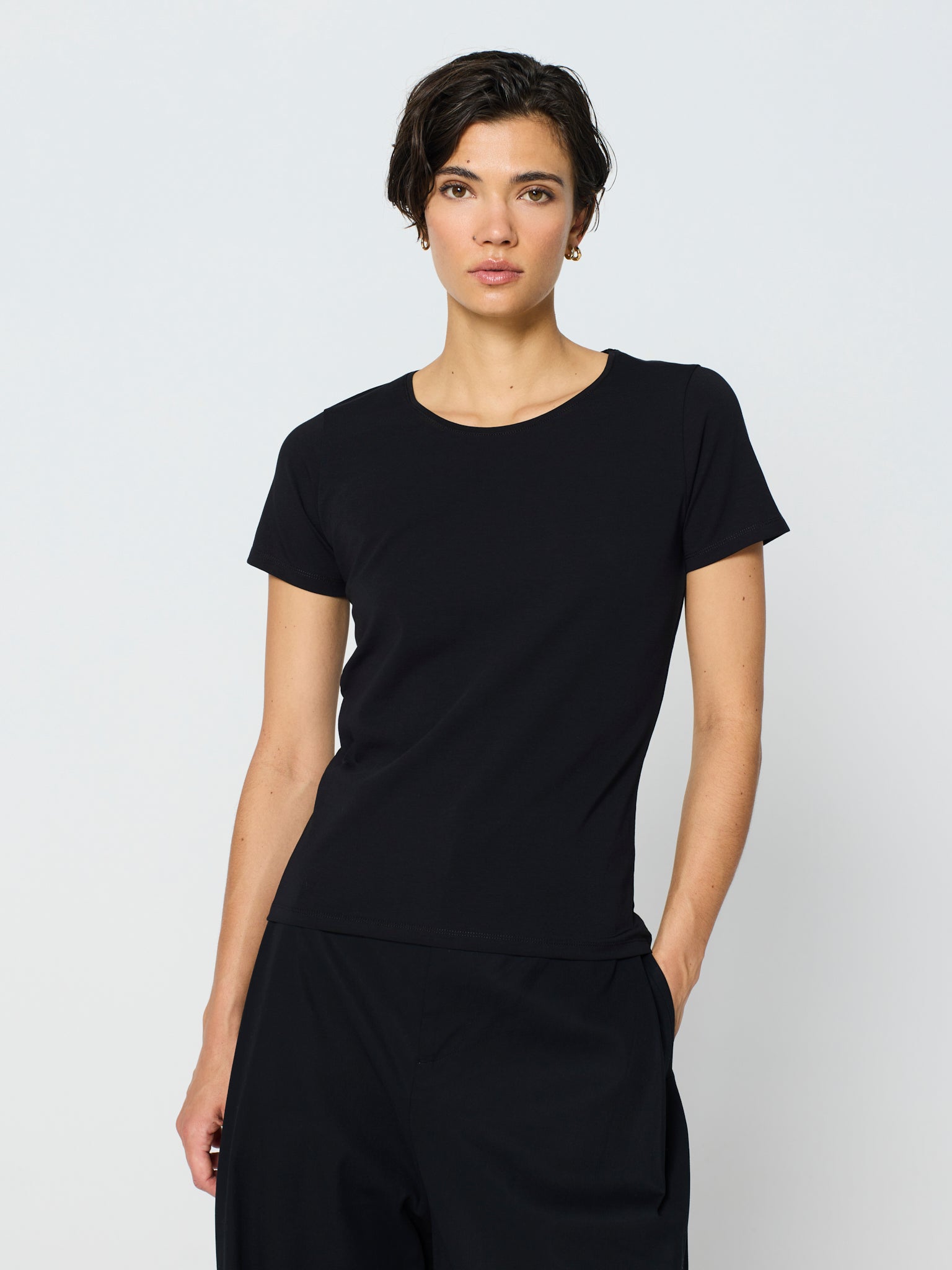 Camiseta básica cuello redondo y manga corta