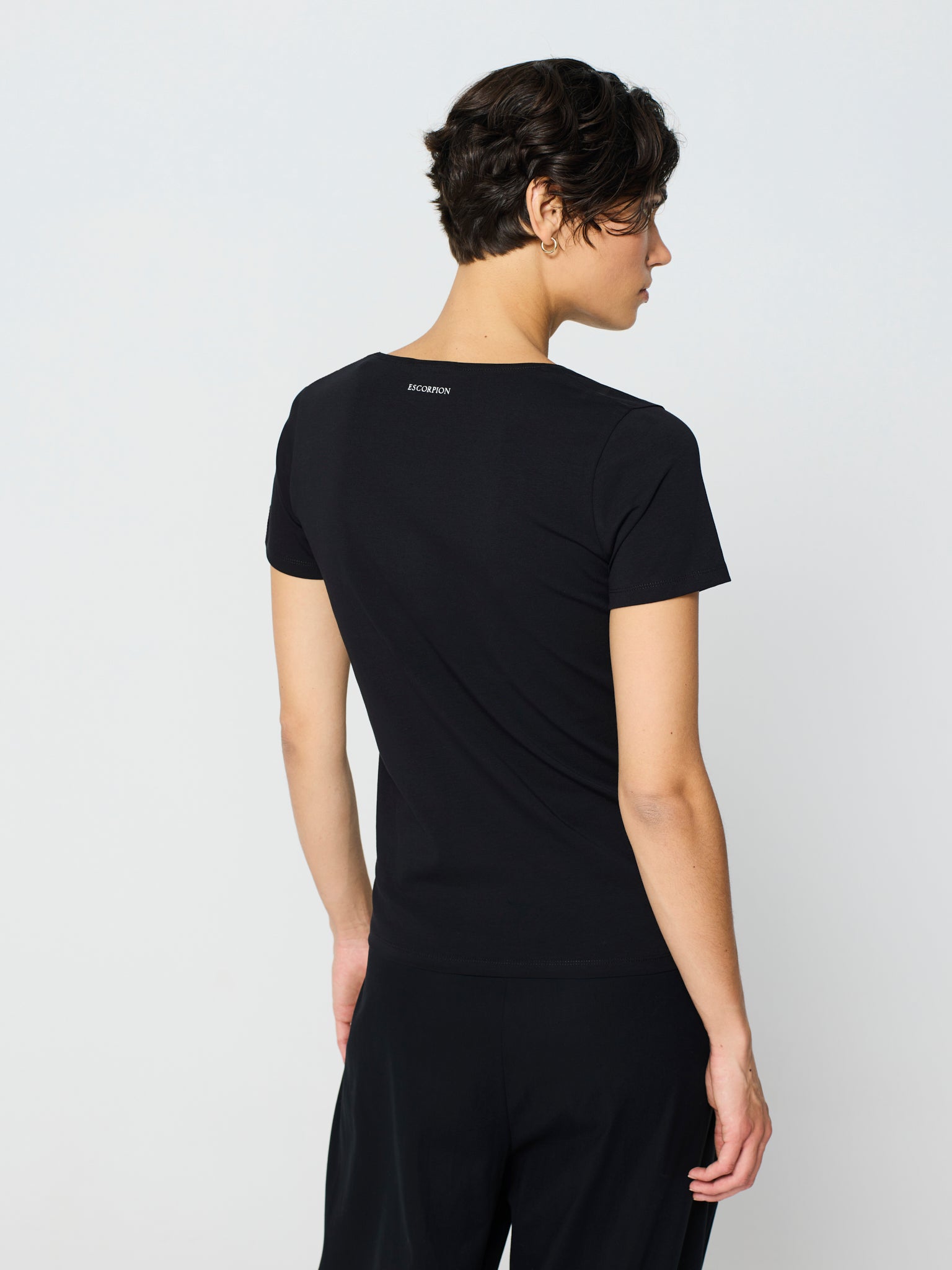 Camiseta básica cuello redondo y manga corta