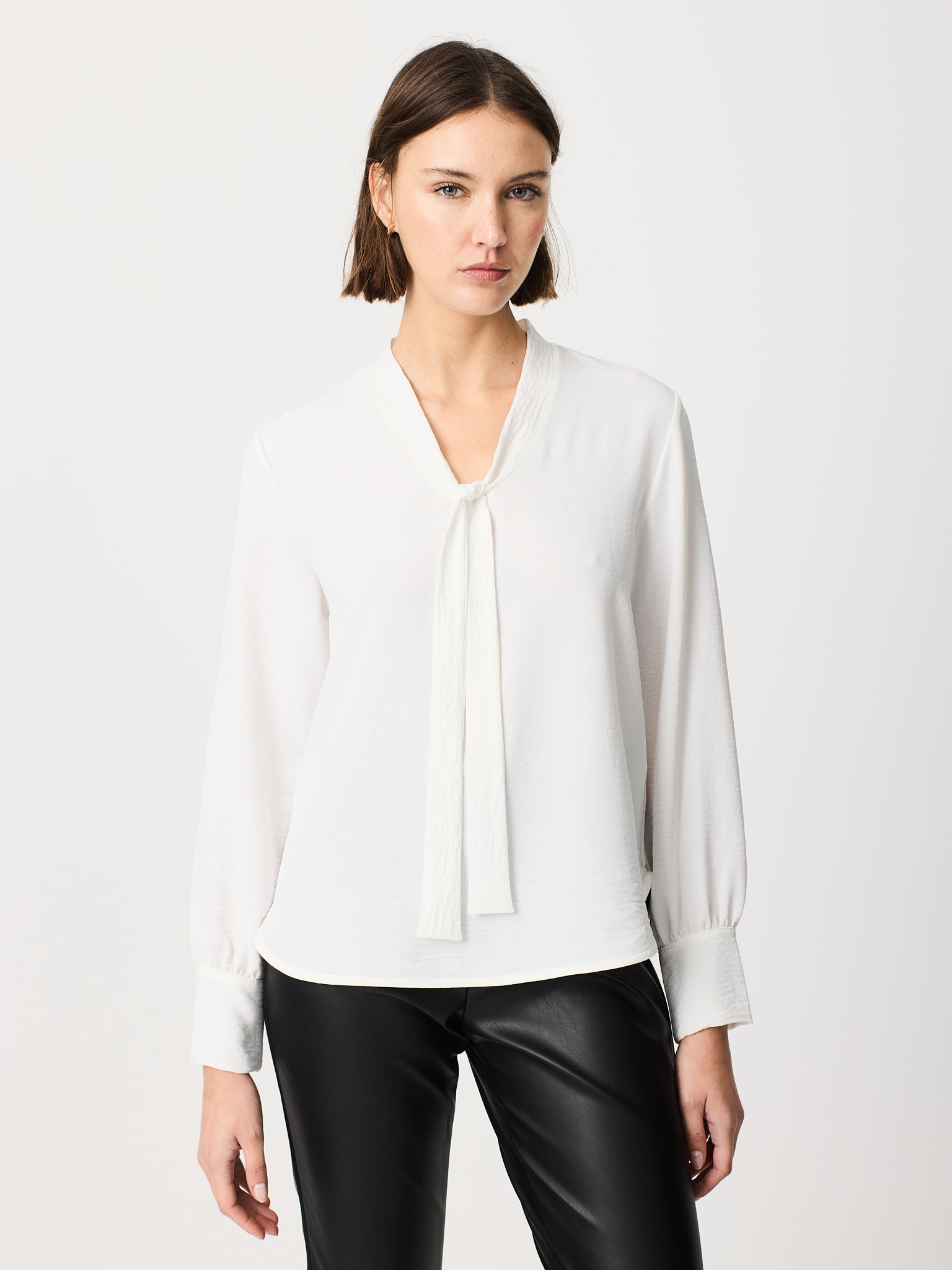 Blusa con lazada en el cuello