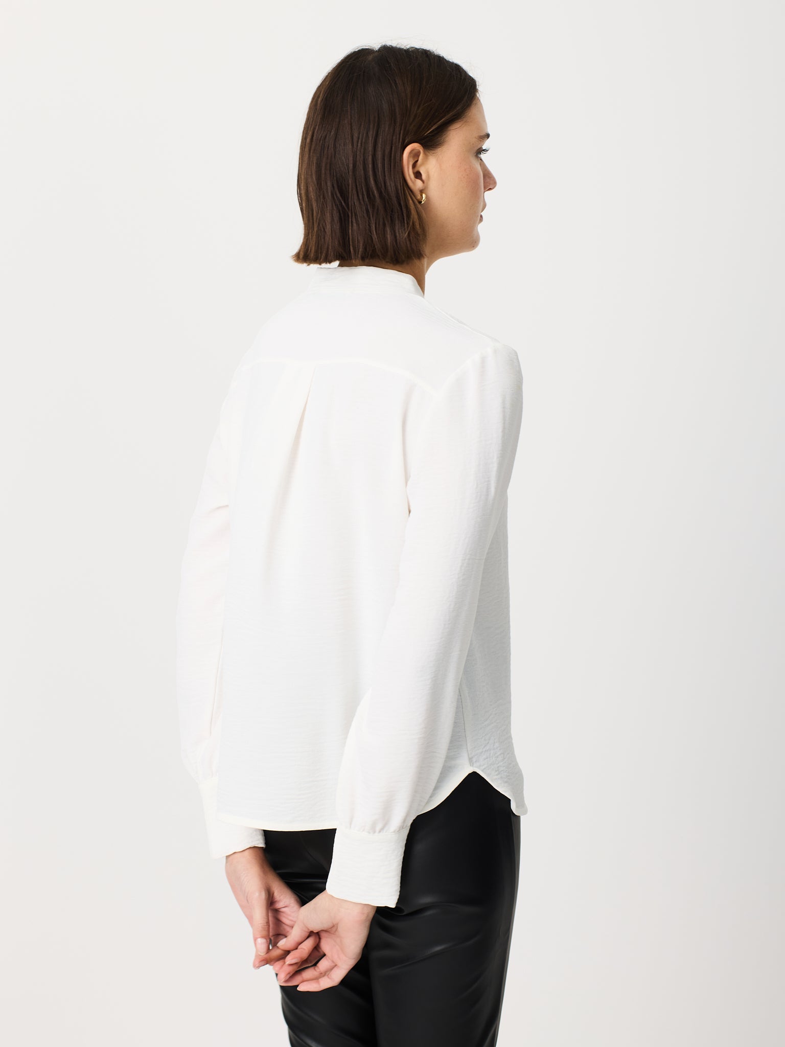 Blusa con lazada en el cuello
