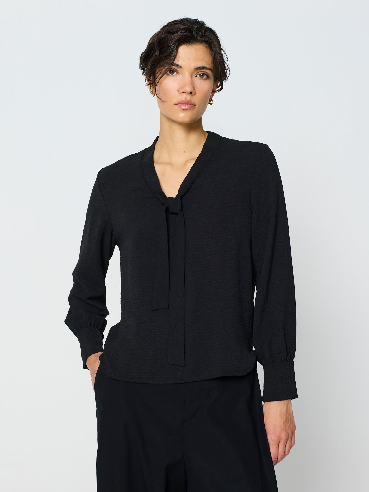 Blusa con lazada en el cuello