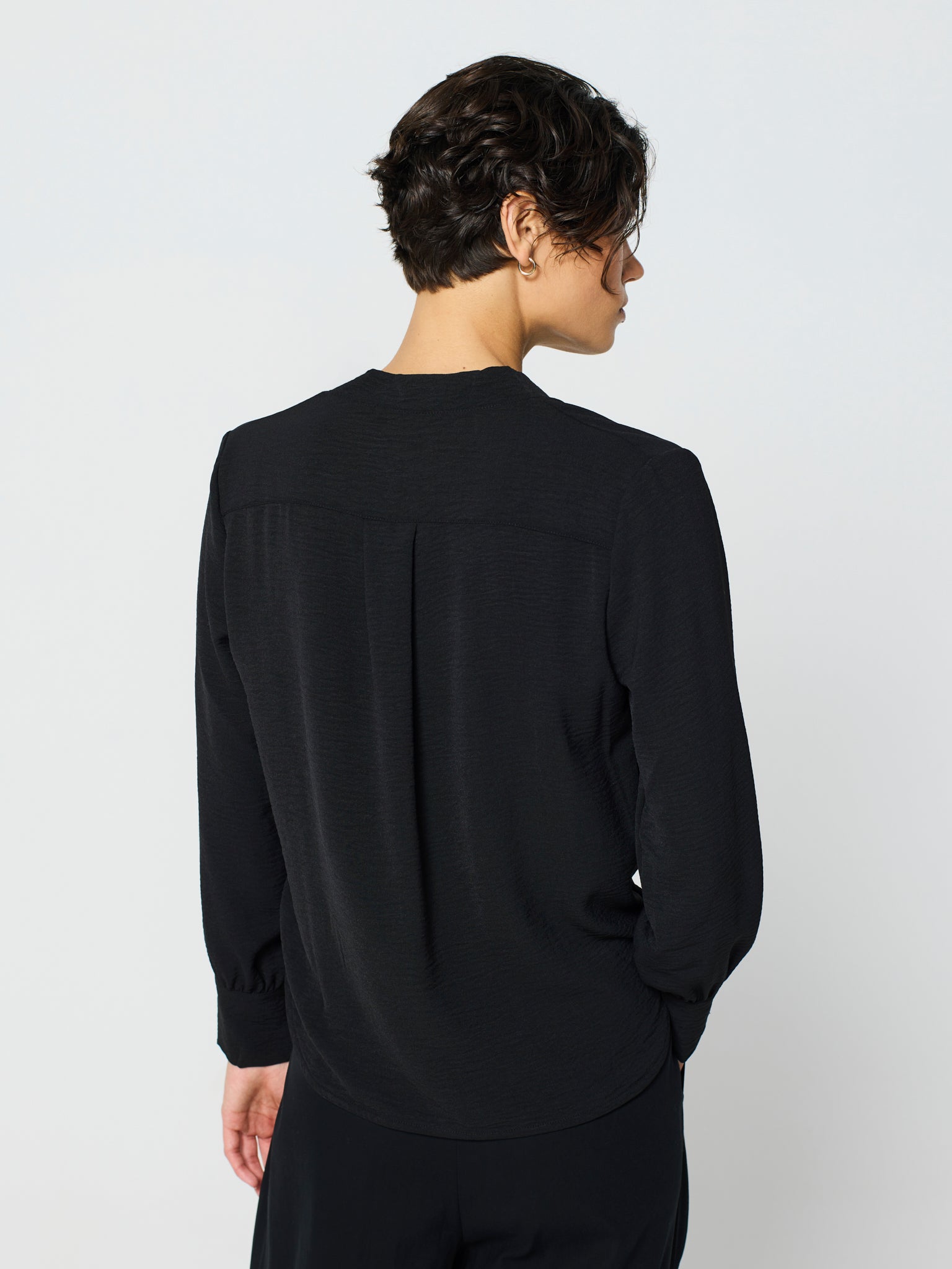 Blusa con lazada en el cuello