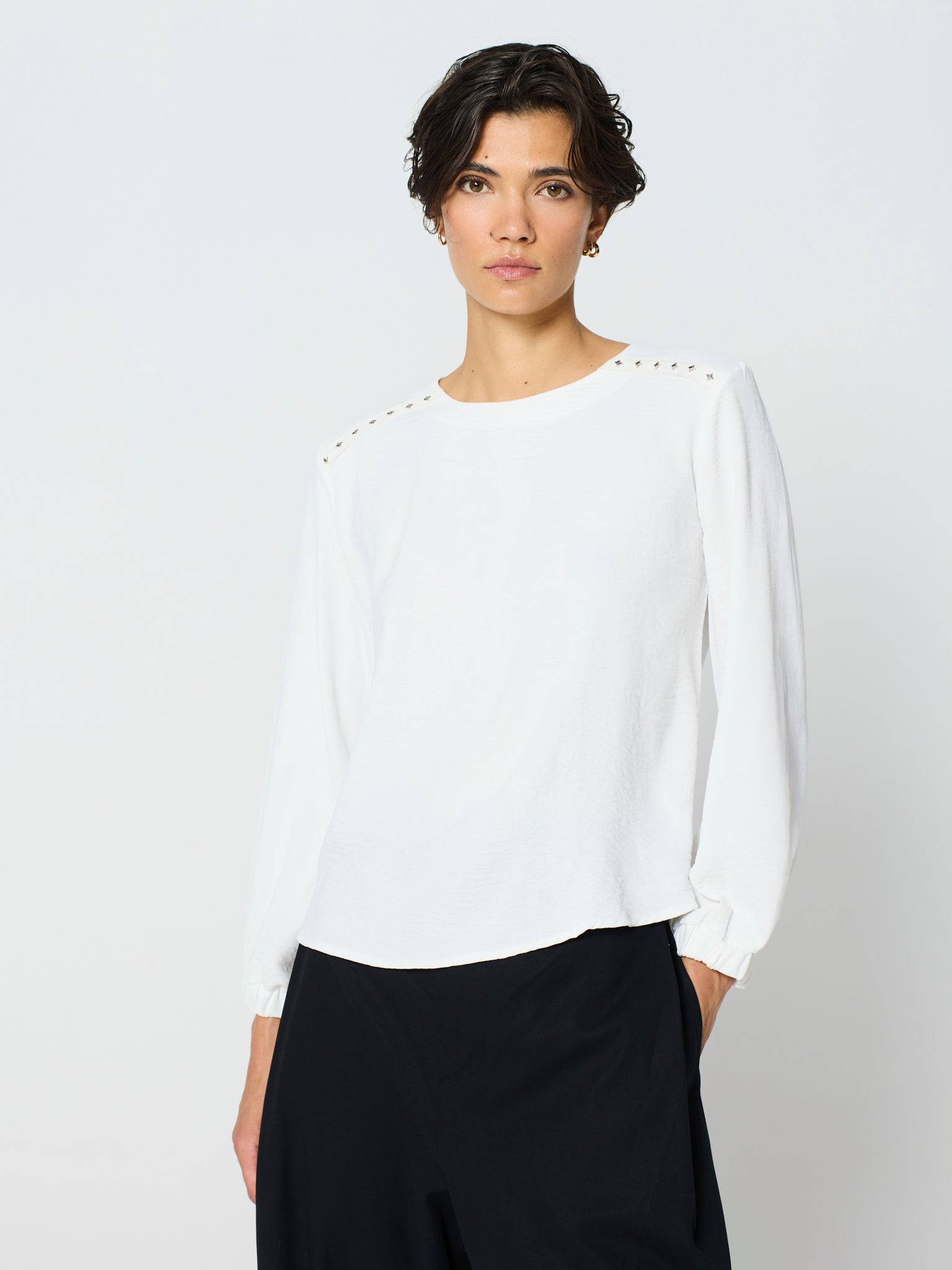 Blusa con cinta de tachuelas en el hombro