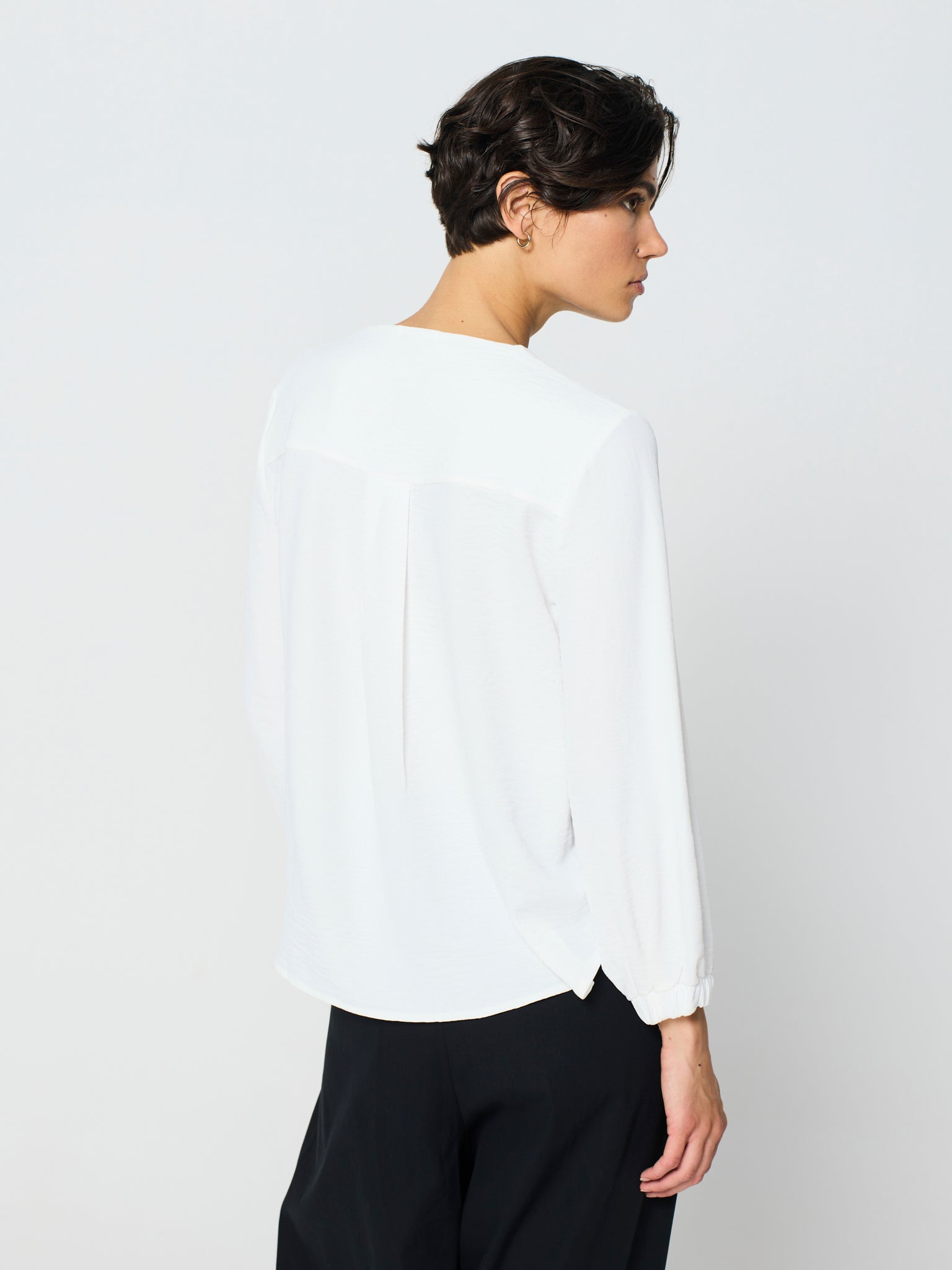 Blusa con cinta de tachuelas en el hombro