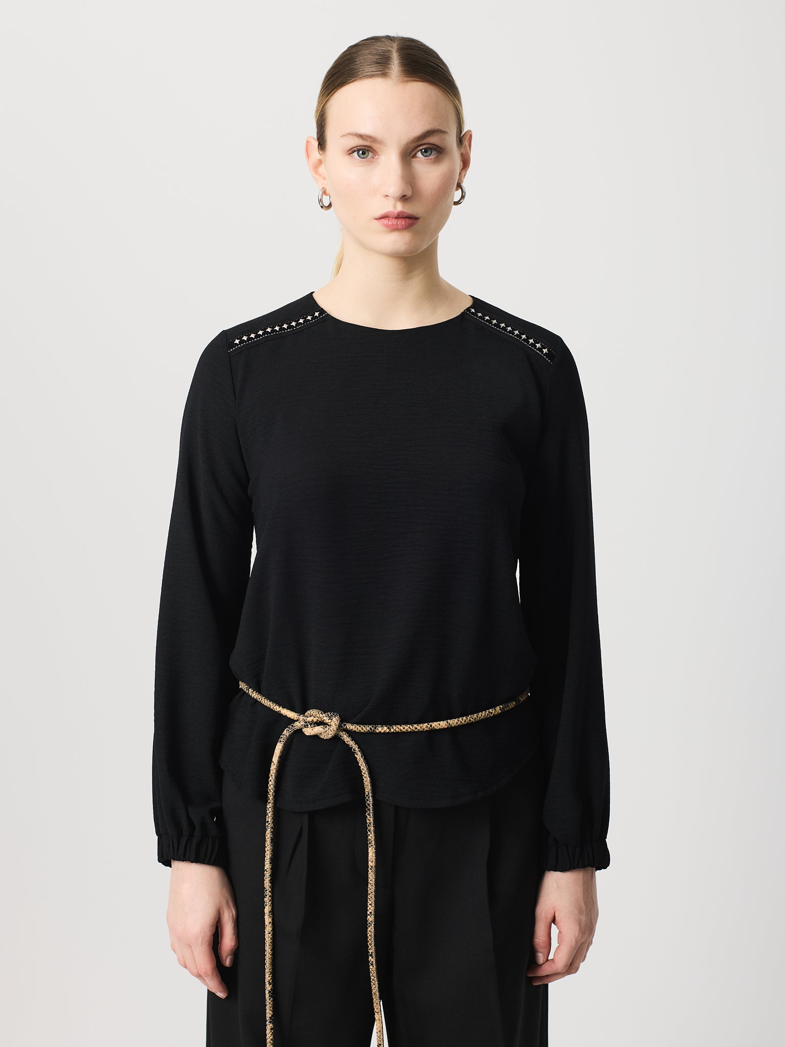 Blusa con cinta de tachuelas en el hombro