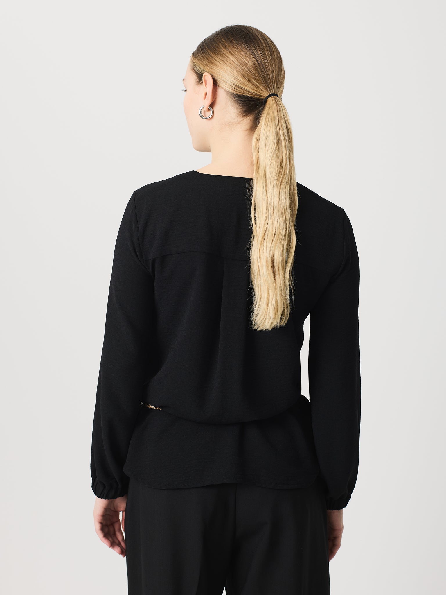 Blusa con cinta de tachuelas en el hombro