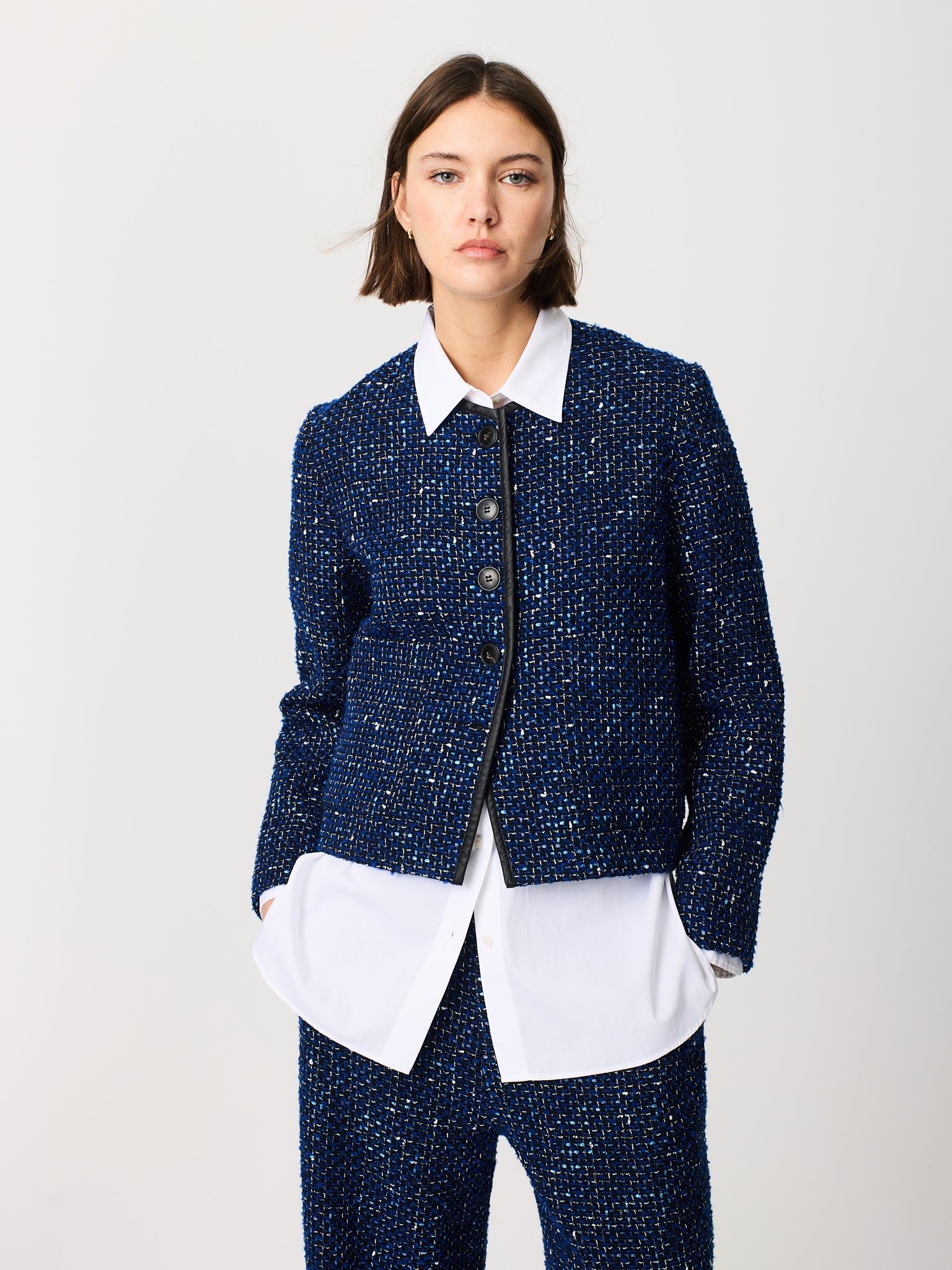 Chaqueta chanel con ribete de polipiel