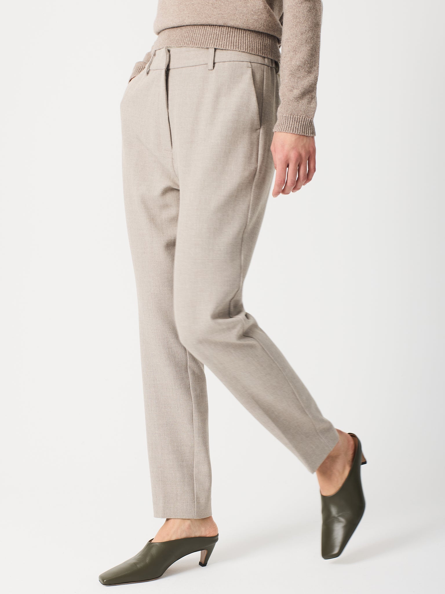 Pantalón de vestir con bolsillos y cinturilla