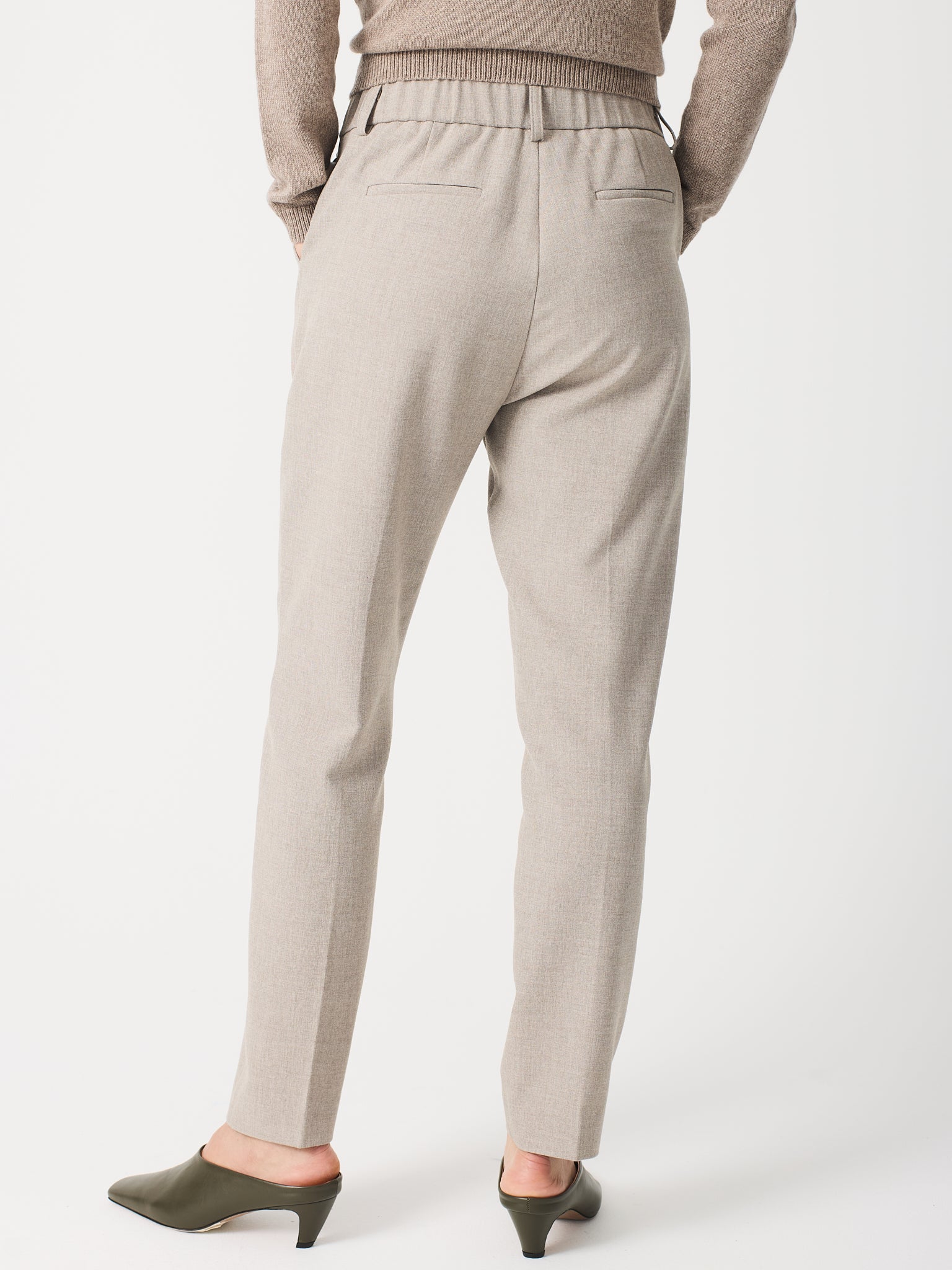 Pantalón de vestir con bolsillos y cinturilla
