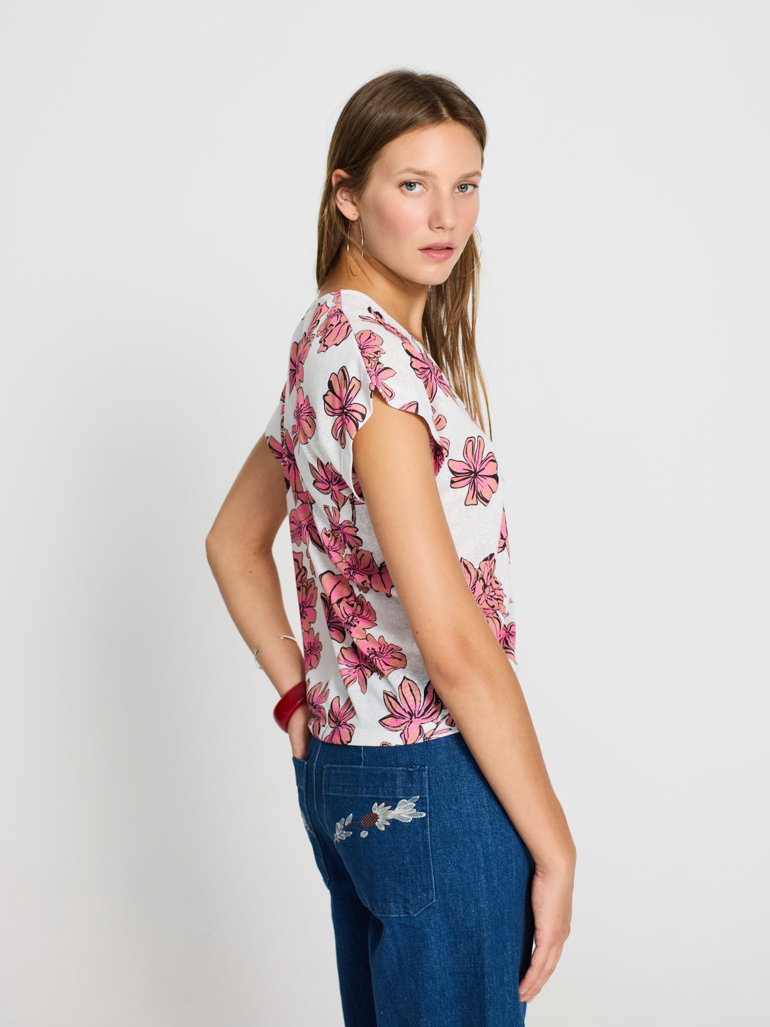 Camiseta pliegues hombro