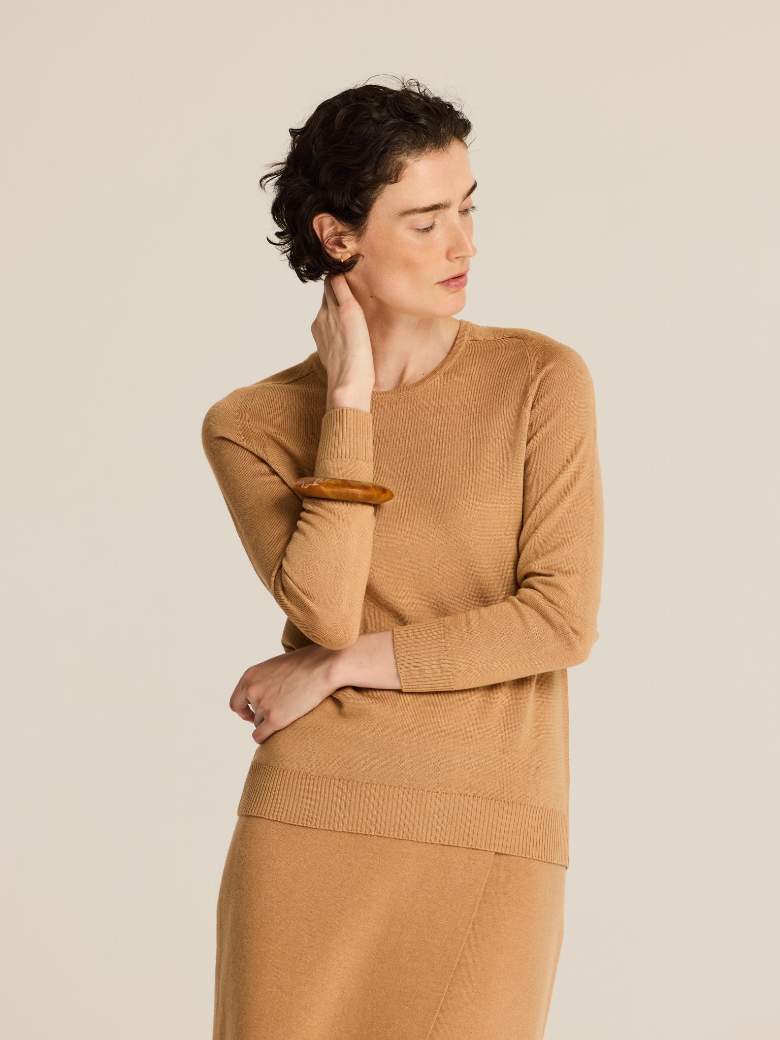 Knitted sweater with raglan sleeves