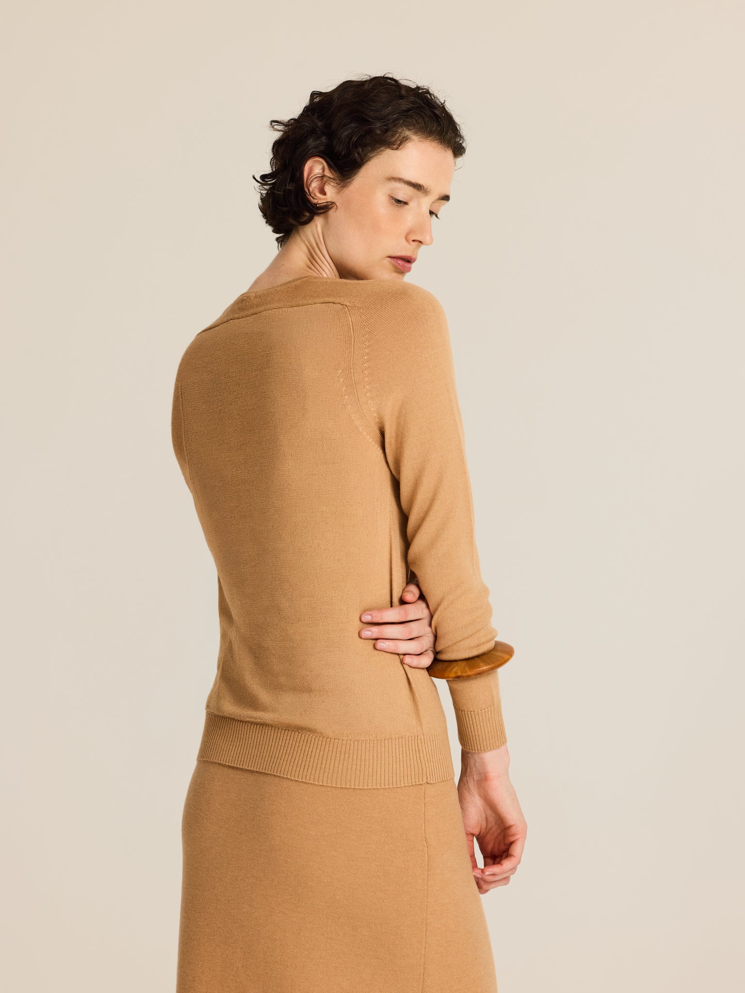 Knitted sweater with raglan sleeves