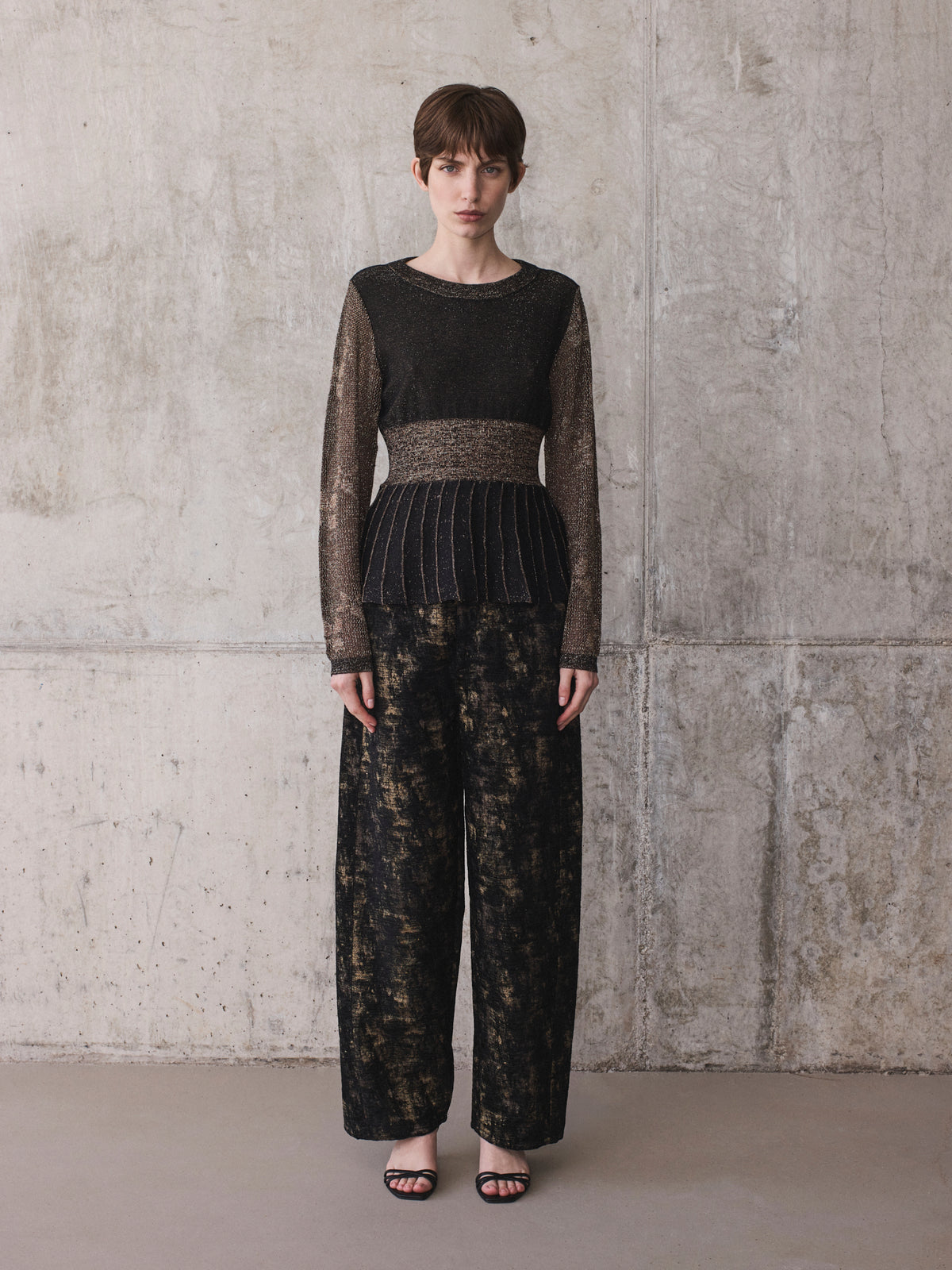 Pantalón de acabado aterciopelado con estampado dorado