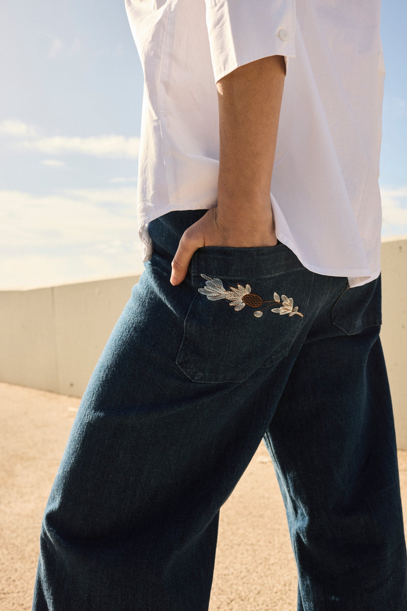 Pantalón denim bordado